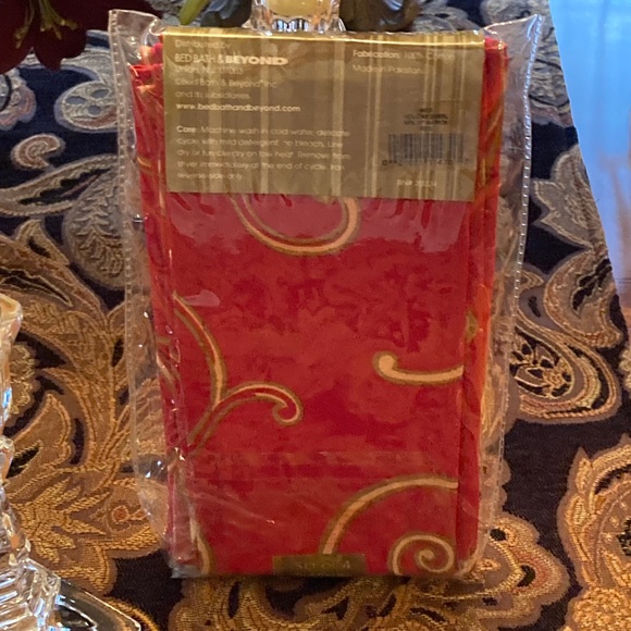 Holiday Napkins Swirl Pattern Package of Four 17” - Picture 2 of 4